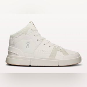 New in box On Cloud Women The Roger Clubhouse Mid White Sand Size 7